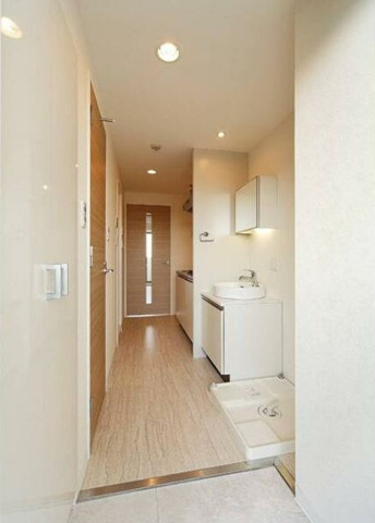 玄関　※写真は同じマンションの違う部屋のものになります。