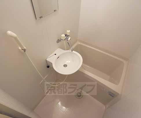 バス・シャワールーム　ゆったり浸かれます。