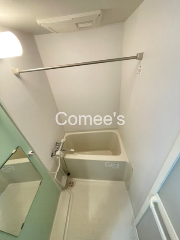 バス・シャワールーム　カラーパネルの明るいバスルーム