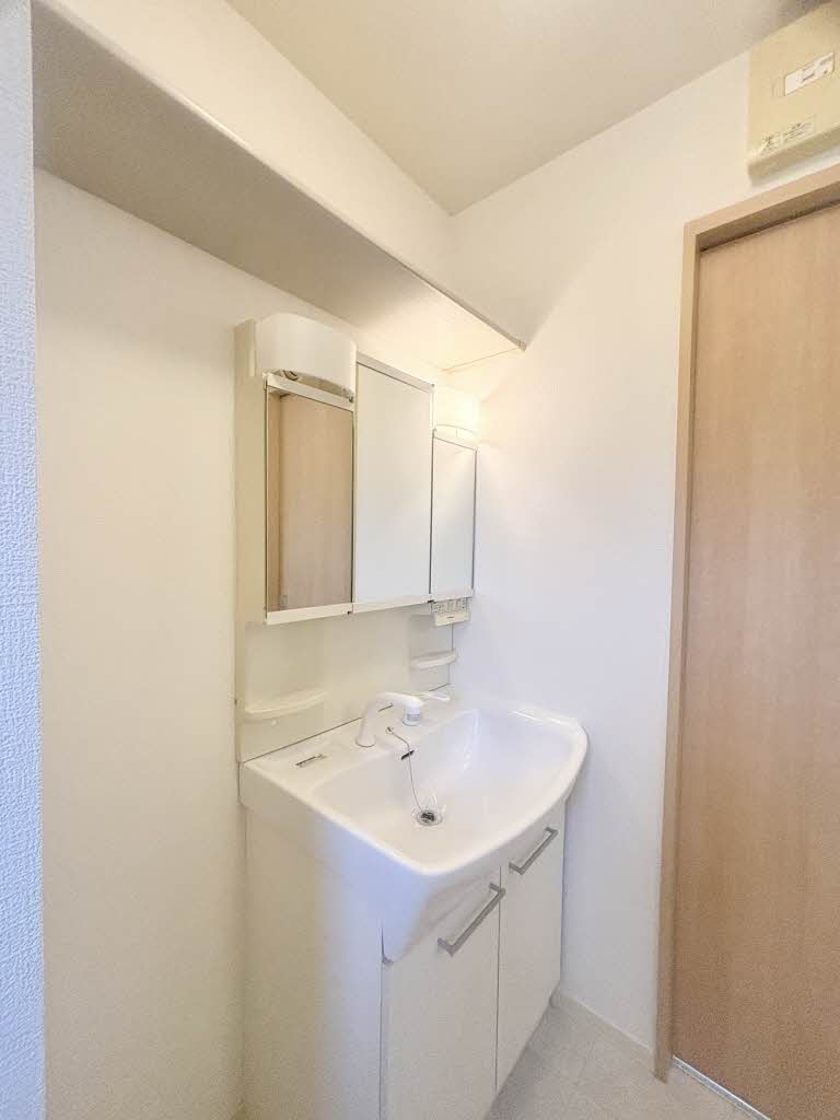 洗面設備　反転間取り別部屋写真です。