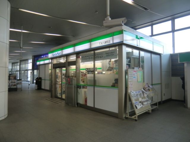 コンビニ　ファミリーマート八潮駅店（コンビニ）まで727m