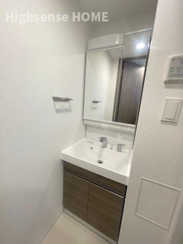 洗面設備　明るい洗面所です