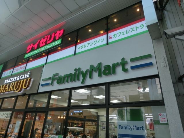 コンビニ　ファミリーマート（コンビニ）まで640m