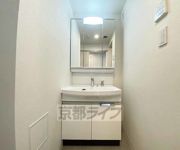 洗面設備　シンプルな洗面所です。