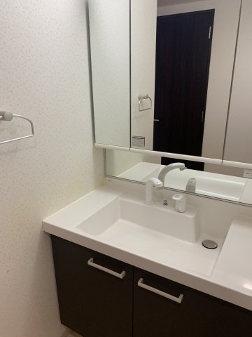 洗面設備　独立洗面台、小物を置くことができて便利です