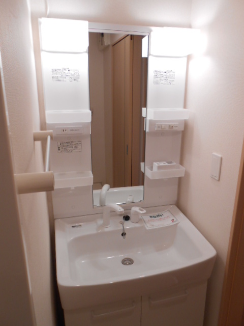 洗面設備　シャワー付洗面化粧台・屋内洗濯機置場完備