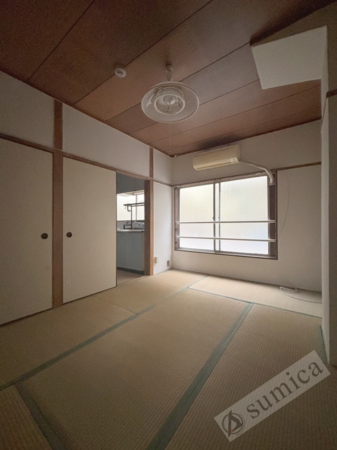 バルコニー　内装は落ち着いています。おおきな窓で明るさを演出。