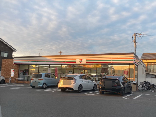 コンビニ　セブンイレブン（コンビニ）まで631m