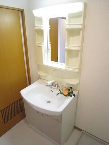 洗面設備　シャンプードレッサー付き洗面台