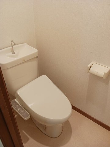 トイレ　落ち着いた色調のトイレです