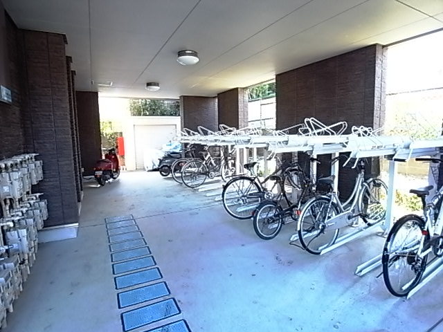 その他共有部分　屋根付きの整備された駐輪場です。