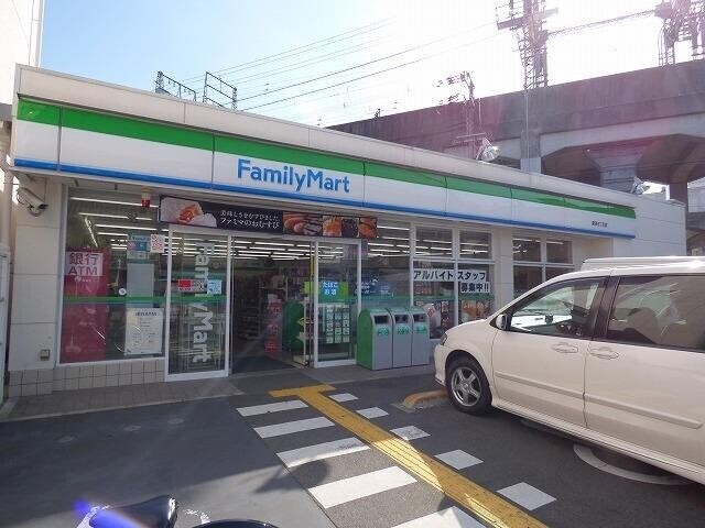 コンビニ　ファミリーマート（コンビニ）まで269m