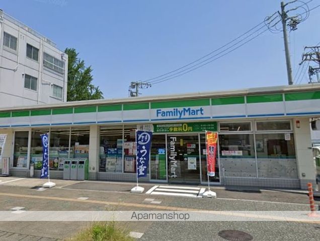 コンビニ　ファミリーマート（コンビニ）まで533m