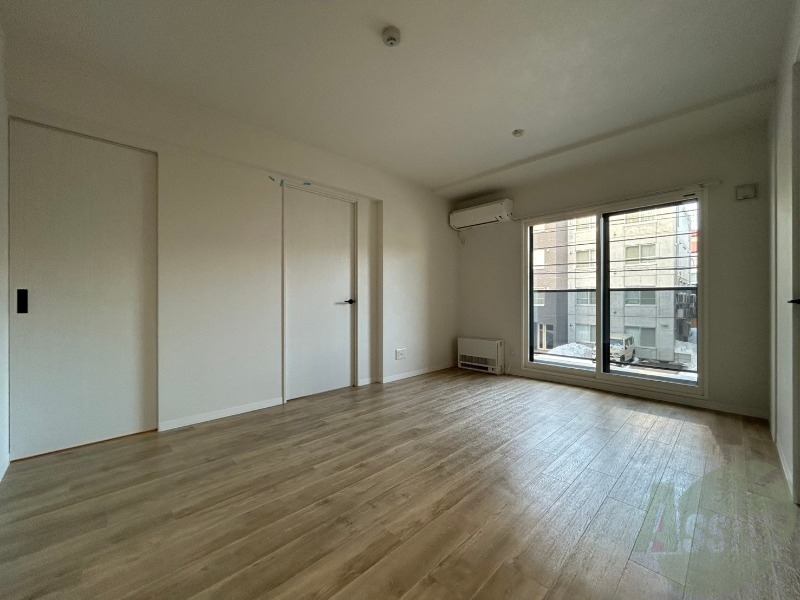 居室・リビング　白さが清潔感を出してくれます。お部屋も明るいですね。