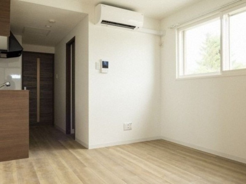 居室・リビング　内装中につき同タイプ別号室の画像です。