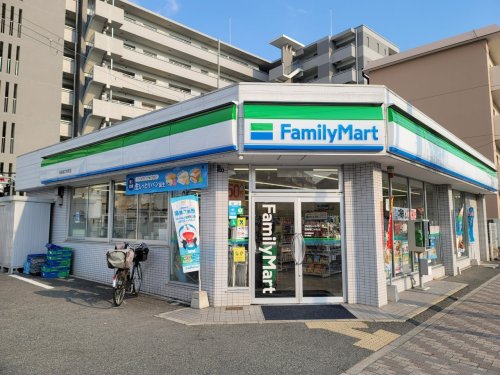 コンビニ　ファミリーマート尼崎塚口本町店（コンビニ）まで399m