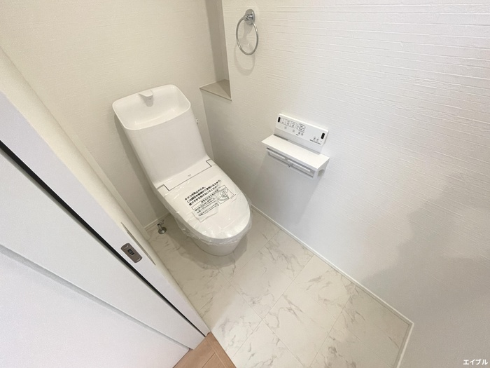 トイレ　反転タイプの別のお部屋になります