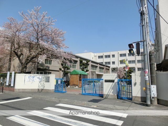 小学校　高槻市立西大冠小学校（小学校）まで558m