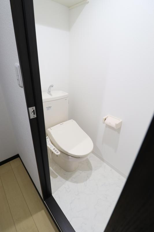 トイレ　温水洗浄暖房便座トイレ付きます。