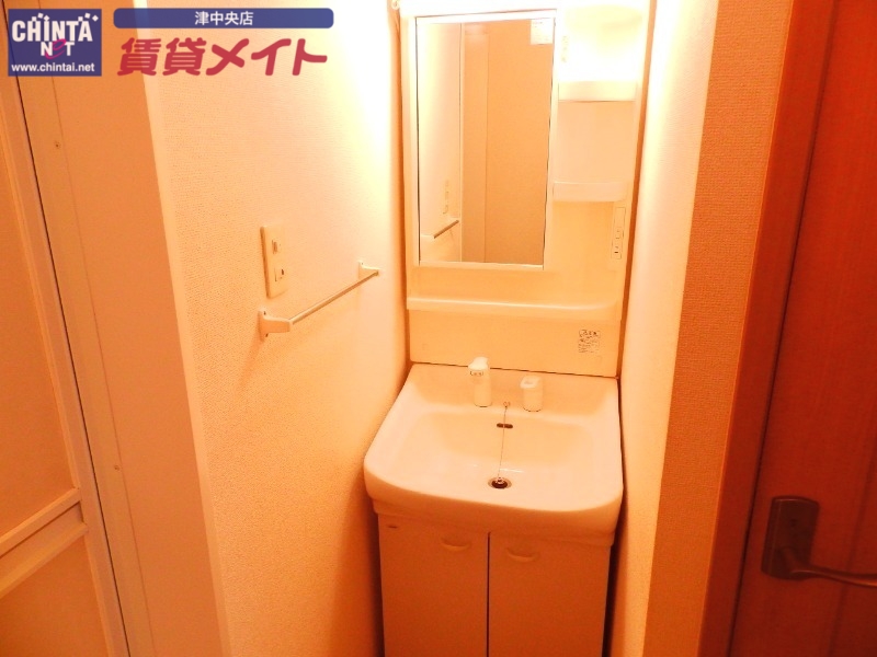 洗面設備　反転同型タイプ