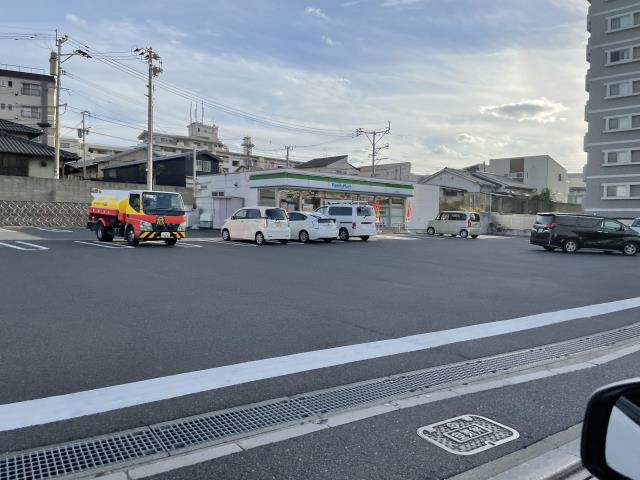 コンビニ　ファミリーマート小倉上富野店（コンビニ）まで498m