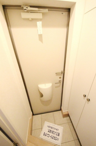 玄関　別部屋の画像を使用しております。