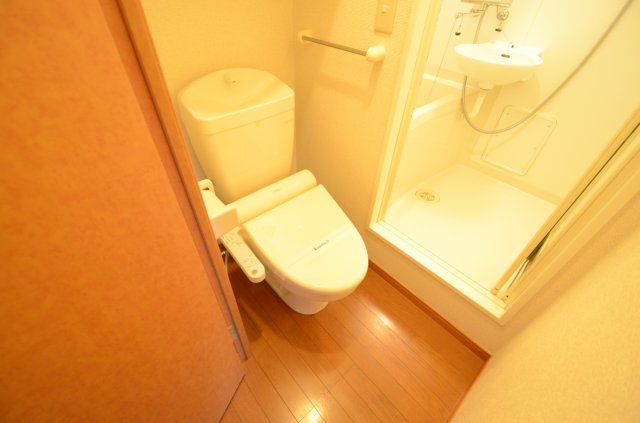 トイレ　温水洗浄便座付きのトイレです♪