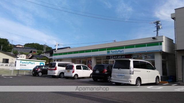コンビニ　ファミリーマート（コンビニ）まで757m