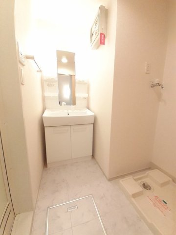 洗面設備　明るい洗面所です