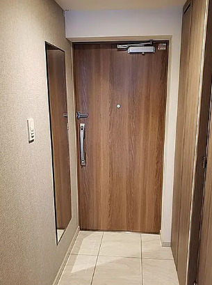 玄関　別部屋の画像を使用しております。
