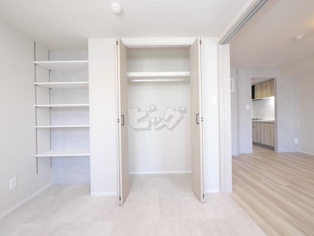 収納　壁一面のクローゼットたっぷりのお部屋です♪