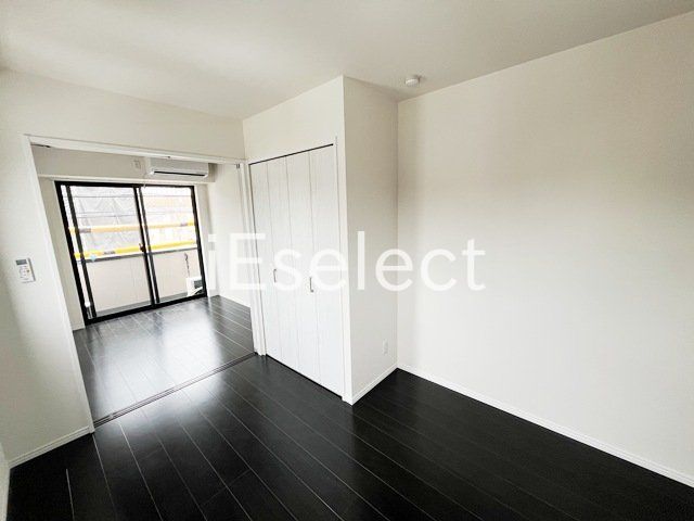 居室・リビング　お部屋に収納があるので広々使えますね