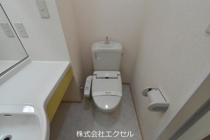 トイレ　温水洗浄便座です。