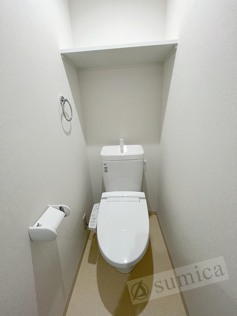 トイレ　人気アイテムの温水洗浄便座。清潔感のあるトイレです。