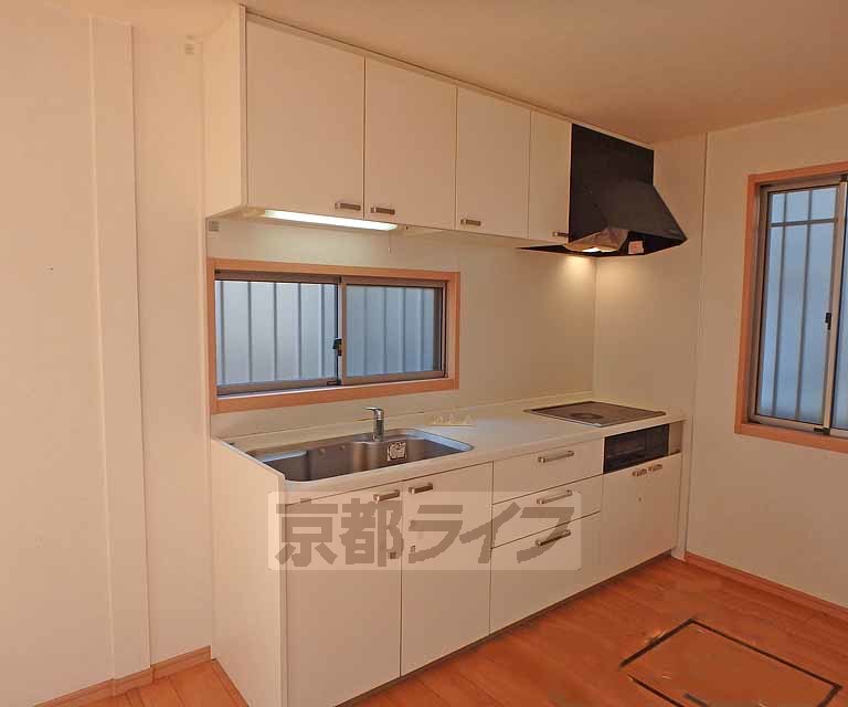 キッチン　収納たっぷりのシステムキッチンです。