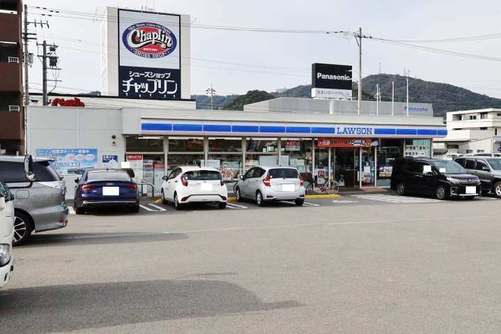 コンビニ　ローソン 徳島沖浜二丁目店（コンビニ）まで404m