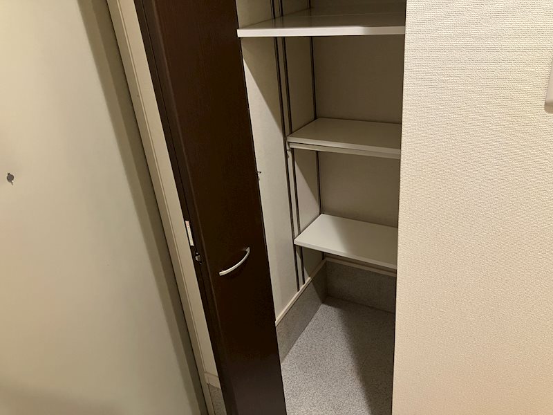 玄関　※写真は同物件同タイプ別室のものです