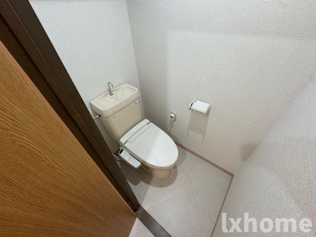 トイレ　落ち着いた色調のトイレです