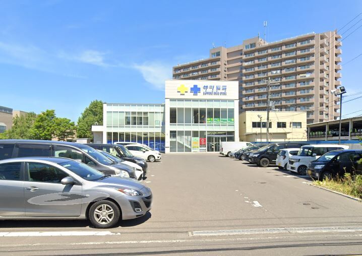ドラックストア　サツドラ二十四軒店（ドラッグストア）まで946m