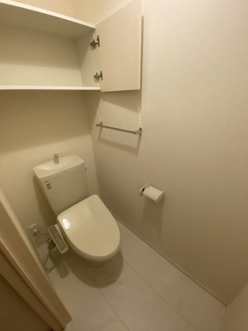 トイレ　別部屋同一間取りのお写真となります。