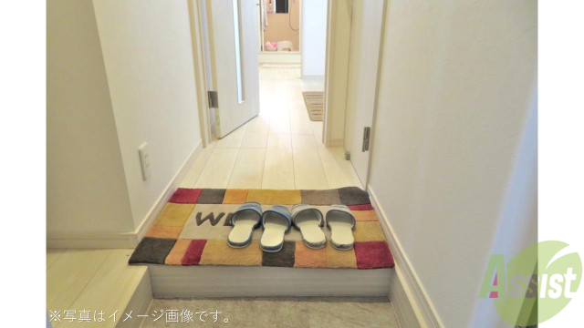玄関　白を基調としたお部屋は玄関から明るい印象※写真はイメージです