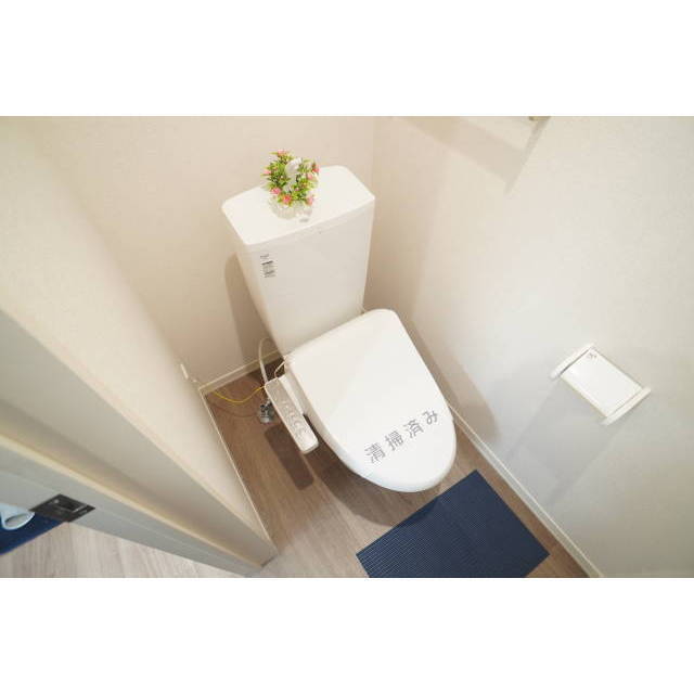 トイレ　嬉しい洗浄便座付きです。