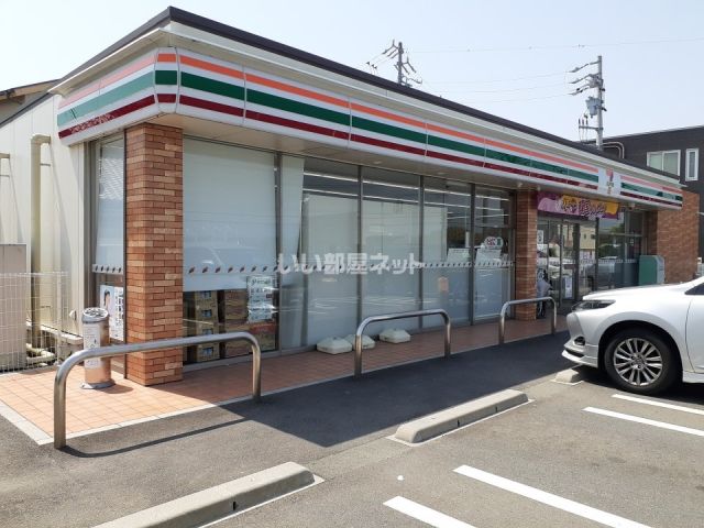 コンビニ　セブンイレブン津市白塚団地入口（コンビニ）まで758m