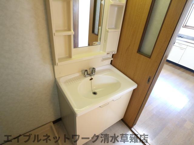洗面設備　明るい洗面所です