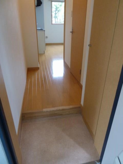 玄関　※参考写真：１０５号室