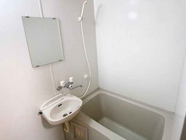 バス・シャワールーム　掲載の写真は空室の１室を表示しており、実際のお部屋とは仕様等
