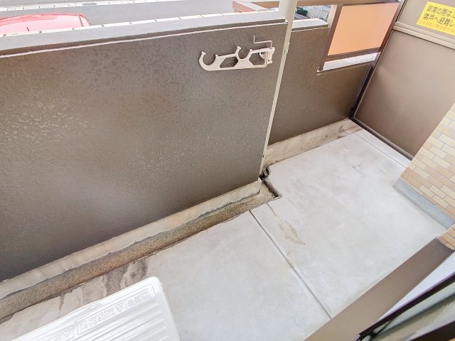バルコニー　掲載の写真は空室の１室を表示しており、実際のお部屋とは仕様等