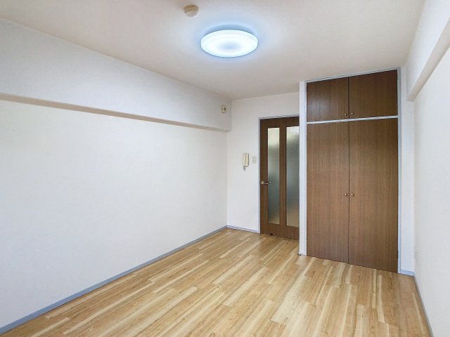 居室・リビング　掲載の写真は空室の１室を表示しており、実際のお部屋とは仕様等