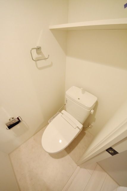 トイレ　落ち着いた色調のトイレです