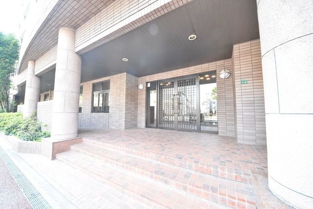 建物外観　重厚感のあるエントランス